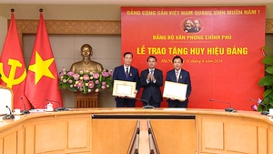 Trao Huy hiệu 30 năm tuổi Đảng cho đảng viên thuộc Đảng bộ Văn phòng Chính phủ