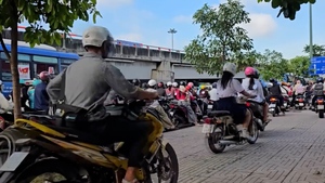 Mức phạt xe máy đi trên vỉa hè có thể lên đến 6 triệu đồng