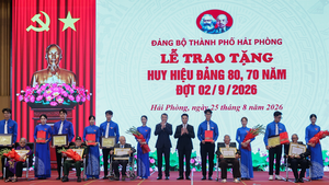 Thủ tướng trao Huy hiệu Đảng tặng các đảng viên lão thành thành phố Hải Phòng