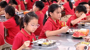 Bữa ăn bán trú - Chăm lo học sinh bằng trách nhiệm và sự nhân văn