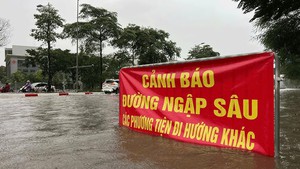 Hà Nội mưa lớn đêm và sáng sớm 17/9, nhiều tuyến phố xuất hiện điểm úng ngập