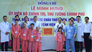 Thủ tướng Lê Minh Hưng trao quà của Tổng Bí thư, Chủ tịch nước Tô Lâm tặng các bệnh nhi ung thư