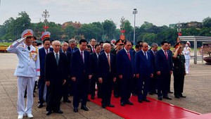 Leaders pay tribute to President Ho Chi Minh on birthday anniversary
