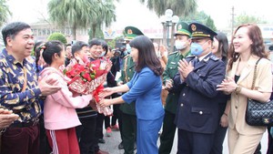 Chinese tourists return to Viet Nam through Mong Cai int’l border gate