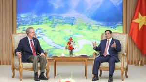 Prime Minister receives U.S. Senators, Cambodian Deputy PM