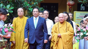 Gov’t chief visits Buddhist dignitaries on Buddha’s birthday