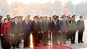 Top leaders pay tribute to President Ho Chi Minh on army’s 80th anniversary