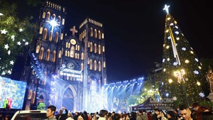 Ha Noi embraces Christmas with colors