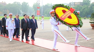 Top leaders pay tribute to President Ho Chi Minh on National Reunification Day