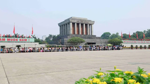 Nearly 32,000 people pay tribute to President Ho Chi Minh on his 134th birthday
