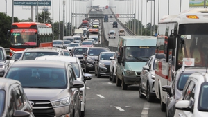 Gov&#39;t halves registration fees for domestic cars to boost sales