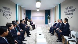 PM Pham Minh Chinh meets WEF Founder and Executive Chairman Klaus Schwab