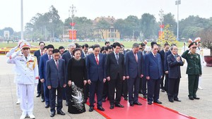 Leaders pay tribute to President Ho Chi Minh on Lunar New Year occasion