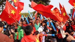 Fans welcome home Golden Star Warriors at Noi Bai airport