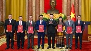 State President presents title of ambassador to diplomats