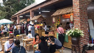 Ha Noi’s street food paradise captivates int’l visitors