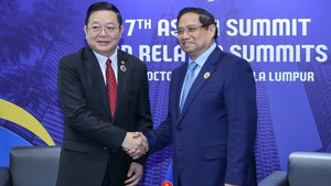 Prime Minister Pham Minh Chinh meets ASEAN Secretary-General Kao Kim Hourn in Kuala Lumpur
