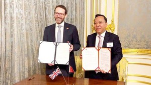 Viet Nam, UK ink MoUs on green energy and trade cooperation