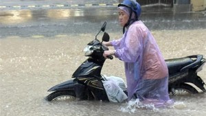 Heavy downpours leave Ha Noi&#39;s low-lying streets under water