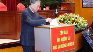 Top Party leader supports flood-affected residents