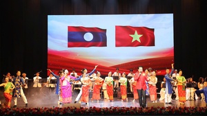 State leader attend celebration of Laos&#39; 50th National Day