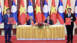 Viet Nam, Laos sign important cooperation documents