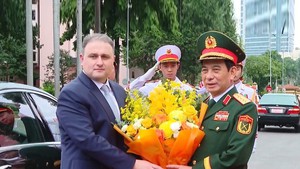 Vietnamese, Azerbaijani defense ministers hold talks in Ha Noi