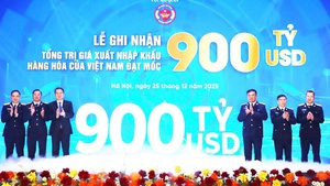 Trade turnover tops US$900 billion for first time