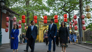 Photos: Thai FM visits Ha Noi&#39;s imperial citadel