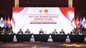 Party leader attends Viet Nam-Indonesia high-level business dialogue