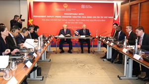 Standing Deputy PM, former British PM co-chair seminar on attracting FDI in Viet Nam