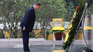 Japanese Prime Minister Ishiba Shigeru pays respect to President Ho Chi Minh