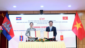 Viet Nam, Cambodia sign new agreement on promoting trade ties