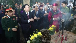 President Luong Cuong offers incense in commemoration of Hung Kings
