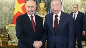 Party leader To Lam holds talks with President Putin in Moscow
