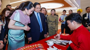 Vietnamese, Thai Prime Ministers contemplate Vietnamese handicraft products