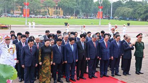 Top leaders pay tribute to President Ho Chi Minh
