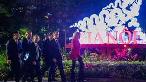 President Macron takes night stroll around Hoan Kiem Lake