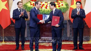 Viet Nam, France sign cooperation agreements