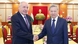General Secretary To Lam hosts reception for Hungarian President Sulyok Tam&#225;s