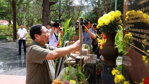 Prime Minister pays tribute to fallen heroes, former prisoners in Con Dao