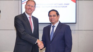 Prime Minister meets leaders of France&#39; business giants in Paris