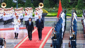 President hosts official welcome ceremony for Lithuanian counterpart
