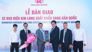 Local carmaker Kim Long hands over first batch of busses to Korean partner