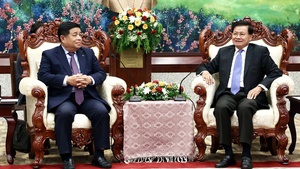 Deputy PM Nguyen Chi Dung meets top Lao leaders in Vientiane