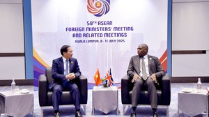 Deputy PM, FM Bui Thanh Son meets British Foreign Secretary David Lamy on AMM-58 sidelines
