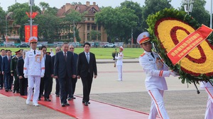 Top leaders pay tribute to President Ho Chi Minh, heroic martyrs