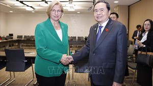 Top legislator meets foreign counterparts on WCSP-6 sidelines