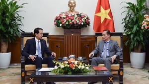 Acting Foreign Minister receives Chinese Ambassador to Viet Nam