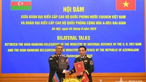 Minister Phan Van Giang holds talks with Azerbaijani counterpart